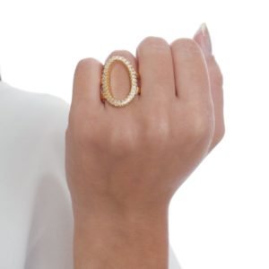 Anel oval com aro todo cravejado de zircônias banhado em ouro 18K